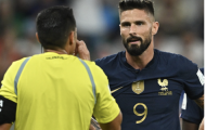 Giroud bị tước pha vô-lê thành bàn đẹp mắt
