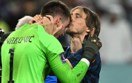 Modric ôm hôn thủ môn Croatia sau loạt luân lưu