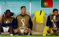 Ronaldo bị CĐV hắt nước trong trận thua của Bồ Đào Nha