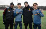 2 báu vật của M.U hào hứng khi đứng cạnh Van Persie