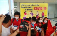 Quang Hải, Văn Hậu bị CĐV vây kín ở Lào