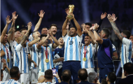 Aguero bị chế giễu khi nâng cúp vô địch thế giới cùng tuyển Argentina