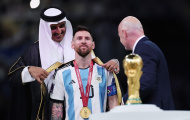 Cận cảnh Quốc vương Qatar choàng áo bào cho Messi
