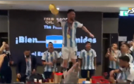 Messi cầm cúp vàng nhảy tưng bừng trong phòng thay đồ