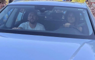 Messi ngồi xe vợ lái về thăm quê nhà