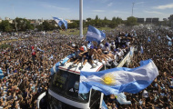 Tuyển Argentina bỏ dở cuộc diễu hành trên xe buýt