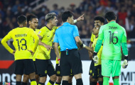 Cầu thủ Malaysia vây trọng tài nhưng nhận cái kết đắng
