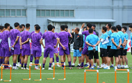 Tuyển Việt Nam tích cực làm quen với sân cỏ nhân tạo ở Singapore