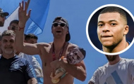Mbappe phản ứng với màn ăn mừng quái đản của Emiliano Martinez