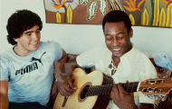 Pele chơi bóng cùng Maradona trên... thiên đường
