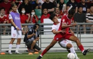 Văn Thanh bị cầu thủ Singapore vung tay vào mặt
