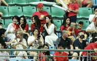 Bạn gái Văn Hậu và Văn Lâm đến sân cổ vũ tuyển Việt Nam