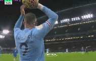 Pha ném biên hài hước của cầu thủ Man City