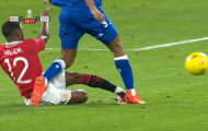 Hậu vệ MU vào bóng khiến đối thủ bật khóc