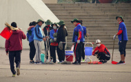Huy động sinh viên dọn rác sân Mỹ Đình