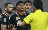 Trọng tài quơ tay trúng mặt cầu thủ Indonesia