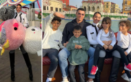 Ronaldo cười tươi bên cạnh gia đình nhỏ