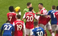 Trong lúc hỗn loạn, Saka làm trò tách Pickford và Xhaka