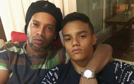 Con trai Ronaldinho ký hợp đồng với Barca