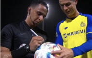 Trọng tài gây tranh cãi khi ký tặng cho Ronaldo