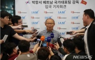 HLV Park Hang Seo về Hàn Quốc, họp báo nóng ngay tại sân bay