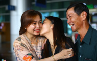 Mẹ Huỳnh Như khóc khi con gái trở về từ Bồ Đào Nha