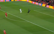 Courtois, Alisson cùng mắc sai lầm ngớ ngẩn
