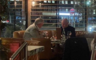 Ten Hag ăn tối với Sir Alex trước 2 trận đấu then chốt