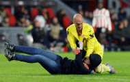 Cổ động viên PSV lao xuống sân, đấm thủ môn Sevilla