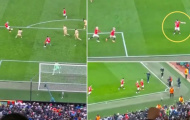Bruno chỉ chỗ cho đồng đội ăn mừng sau khi xé lưới Barca