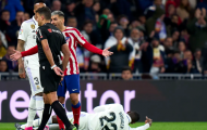Simeone: ''Tác động là không đủ để một chàng trai cao 194cm ngã nhào''