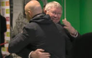 Ten Hag mời Sir Alex vào ăn mừng trong phòng thay đồ MU