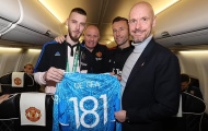 Ten Hag đại diện Man Utd trao thưởng cho De Gea