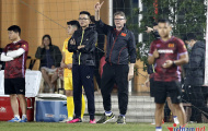 HLV Philippe Troussier mướt mồ hôi với U23 Việt Nam lúc nửa đêm