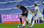 CĐV trầm trồ trước pha đi bóng của Frenkie De Jong