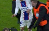 Đang lúc chán chường, Messi bị CĐV tấn công