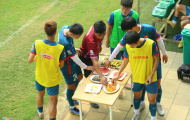 Bánh quế, chip chip trong buổi tập của tuyển Việt Nam và U23