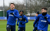 Mason Mount trông khác lạ, sân tập Chelsea rộn ràng trở lại
