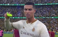 Ronaldo ném băng đội trưởng khi bị CĐV la ó