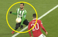 VAR gây tranh cãi trong trận thắng của Man United