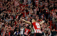 CĐV Bilbao ném tiền giả xuống sân để chế nhạo Barca