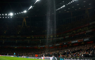 Sân Emirates bị thủng mái