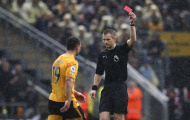Trung vệ Premier League ghi bàn từ giữa sân rồi nhận thẻ đỏ