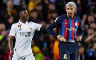 Cử chỉ đẹp của Vinicius sau khi khiến hậu vệ Barca phản lưới