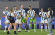 Nhận cúp vô địch, dàn sao Argentina lặp lại 'trò hề' của Martinez