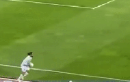 Cầu thủ gây sốt với pha santo ném biên
