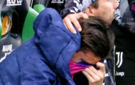 Tiền vệ Juventus bật khóc sau sai lầm dẫn đến bàn thua