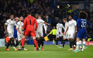 Courtois khiến Stamford Bridge sửng sốt, Cucurella thất thần