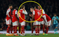 Cầu thủ Arsenal họp đội ngay trên sân