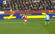 Hậu vệ Premier League bị buộc rời sân sau cú ngã lộn cổ